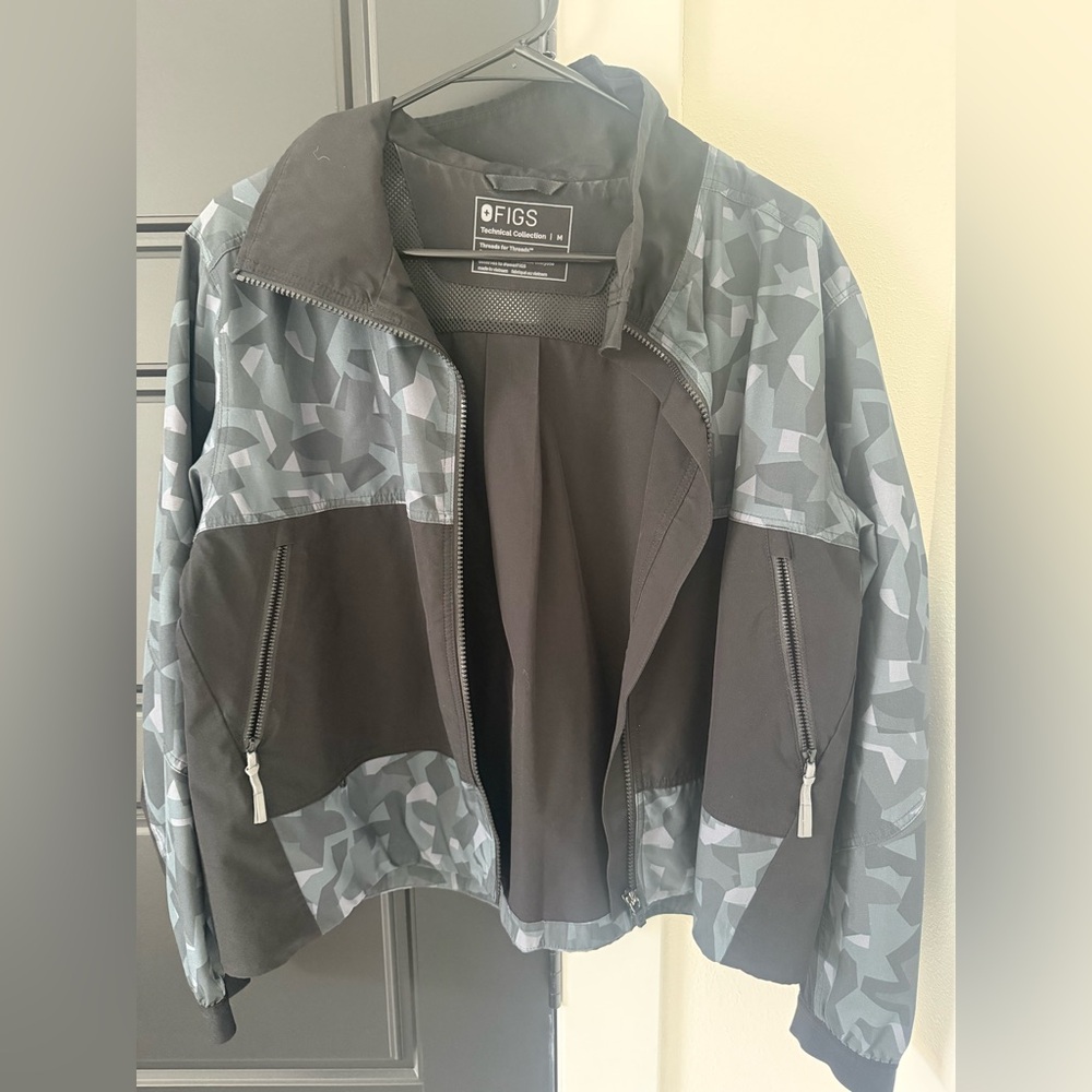 Figs Women's Camouflage Gray and Black Jacket